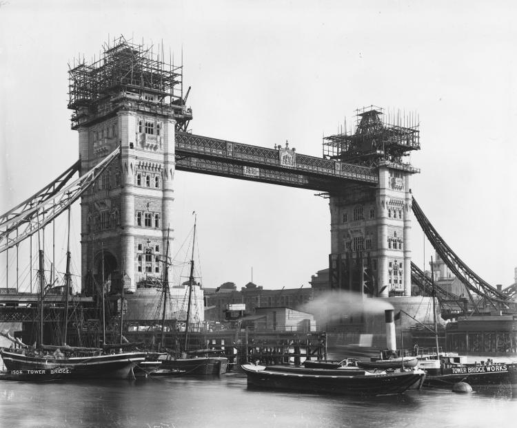 A Tower Bridge, em Londres, em obras em 1893 