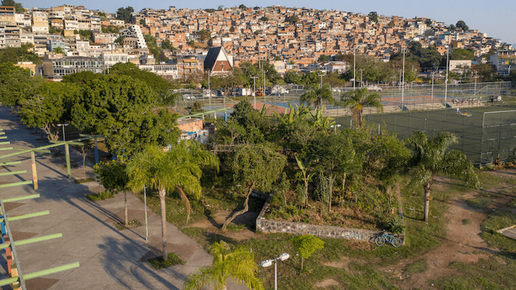 A Agrofloresta do Cocotá oferece um espaço fresco e natural em meio ao concreto quente da cidade, como visto aqui