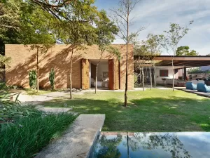 Que venha o sol! Casa no interior privilegia luz natural e vista para o jardim