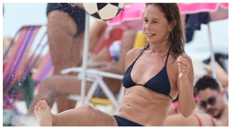 Andréa Beltrão aproveitou o dia de sol no Rio e foi à praia