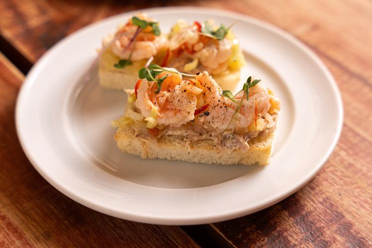 Canapé de camarões em vinagrete de alho-poró e patê de atum, do Mescla, para Festival de Tapas 2025 Canapé de camarões em vinagrete de alho-poró e patê de atum, do Mescla, para Festival de Tapas 2025