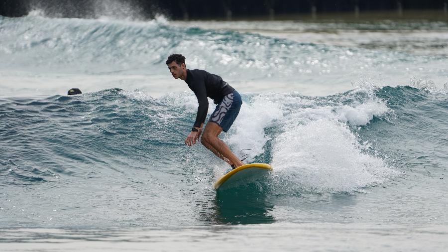 Em uma hora, peguei muito mais ondas do que no mar, e dá para escolher entre nove níveis de ondulação: do iniciante ao profissional