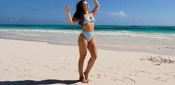 Larissa Manoela aposta em biquíni hot pants para curtir praia na Bahamas