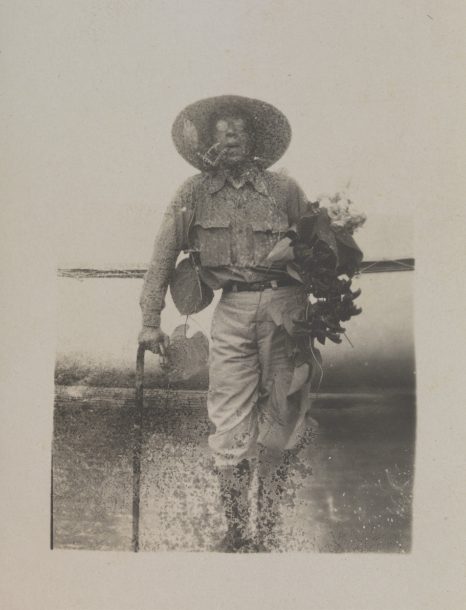 Mário de Andrade, em foto tirada durante suas viagens pelo país, em  17 de junho de 1927. "Eu voltando do passeio por Assacaio. Monstro à mostra", escreveu ele sobre a imagem