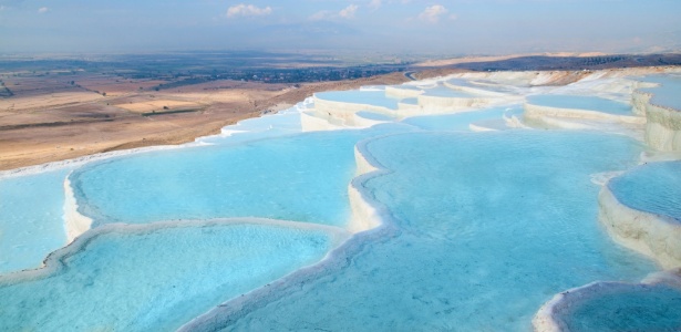 A água das piscinas naturais de Pamukkale tem temperatura média de 35ºC - Getty Images