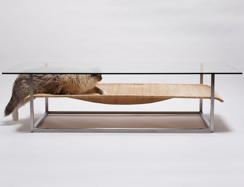 Estruturada em aço inox, a mesa de centro Hammock incorpora, logo abaixo do tampo de vidro, uma rede para gatos, feita de rattan. Com design de Koichi Futatsumata (www.futatsumata.com), o móvel tem linhas contemporâneas e formas leves - Divulgação