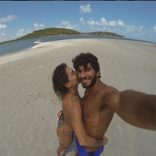 28.dez.2015 - Deborah Secco postou uma foto na praia com o noivo, Hugo Moura, e se declarou para o modelo e a a filha recém-nascida, Maria Flor. - Reprodução/Instagram/dedesecco