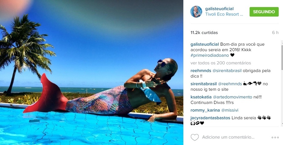 1.jan.2016 - Adriane Galisteu bancou a sereia no primeiro dia de 2016 à beira da piscina de um hotel na Praia do Forte, na Bahia. 