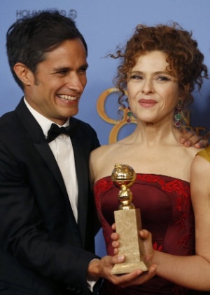 10.jan.2016 - Gael Garcia Bernal, Bernadette Peters e Lola Kirke comemoram vitória no Globo de Ouro na categoria melhor série de comédia ou musical por "Mozart in The Jungle" - REUTERS - REUTERS