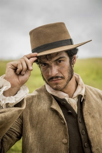 José Maria Rubião (Mateus Solano) - É o braço direito de Tiradentes (Thiago Lacerda) na luta pela libertação do Brasil da Coroa até ter a própria vida ameaçada. Entrega o Alferes para a família real portuguesa e tem a vida poupada, sendo eternamente grato por isso - João Cotta/TV Globo