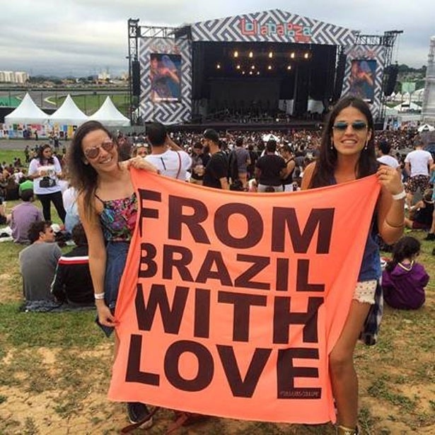 O bandeirão que viaja com Bruna e Jode também esteve presente no Lollapalooza Brasil, em março de 2016, dois meses antes de elas deixarem os empregos em uma multinacional para viajar o mundo atrás dos melhores festivais de música - Reprodução/Instagram/@amelhorbalada