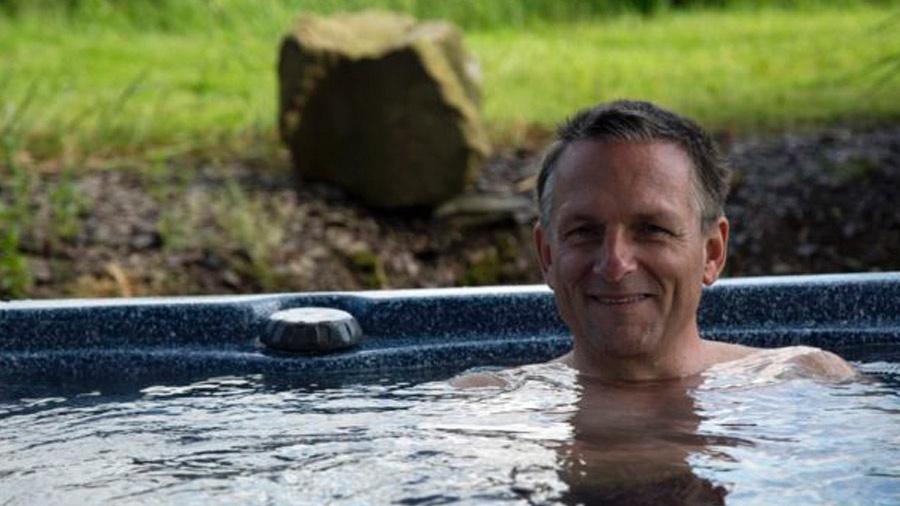 Repórter da BBC testou os efeitos de ficar numa banheira a 40ºC e usar a mente para fortalecer os músculos - Reprodução/BBC