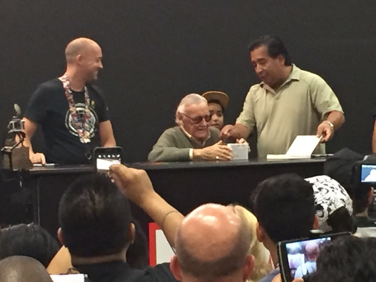 24.jul.2016 - Stan Lee passeia pelo estande da Marvel e dá autógrafos na San Diego Comic-Con 2016 - Felipe Branco Cruz/UOL