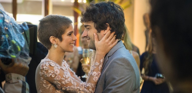 Letícia ( Isabella Santoni ) e Tiago ( Humberto Carrão ) ficam noivos após muita pressão de Tião Bezerra (José Mayer), o pai da noiva - Divulgação/TV Globo/Caiua Franco