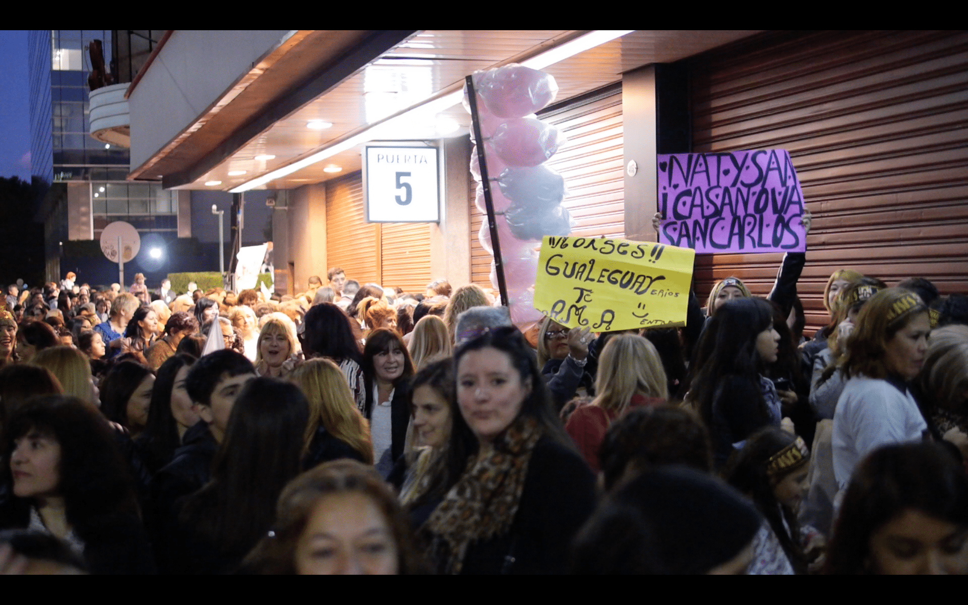17.nov.2016 - Milhares de fãs de reúnem nos arredores do Luna Park, uma tradicional casa de espetáculos de Buenos Aires, para acompanhar a abertura do Mar Vermelho da novela "Moises y Los Diez Mandamientos" - Grégoire Bouquet/UOL