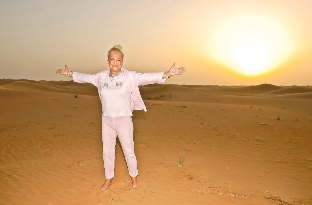 25.nov.2016 - Hebe posando nas areias de Dubai - João Passos/Arquivo pessoal