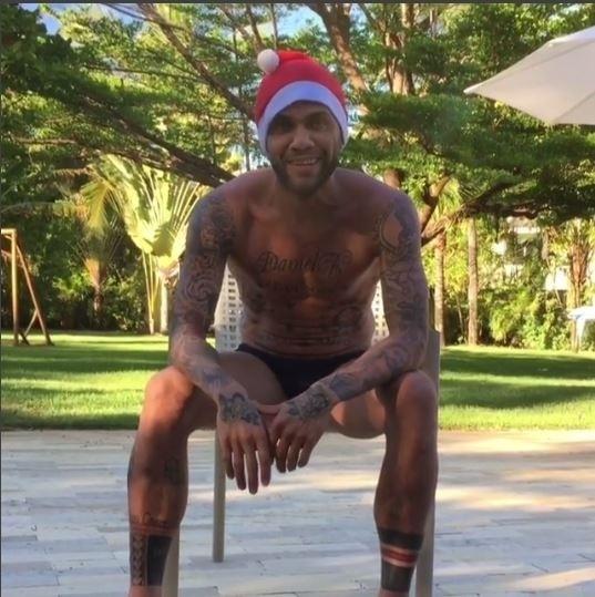 Daniel Alves usou apenas cueca, meia e o gorro. ?Aqui o Papai Noel vai assim mesmo pois faz calor", disse o jogador do Juventus, da Itália, ao desejar boas festas em diversas línguas - Reprodução/Instagram