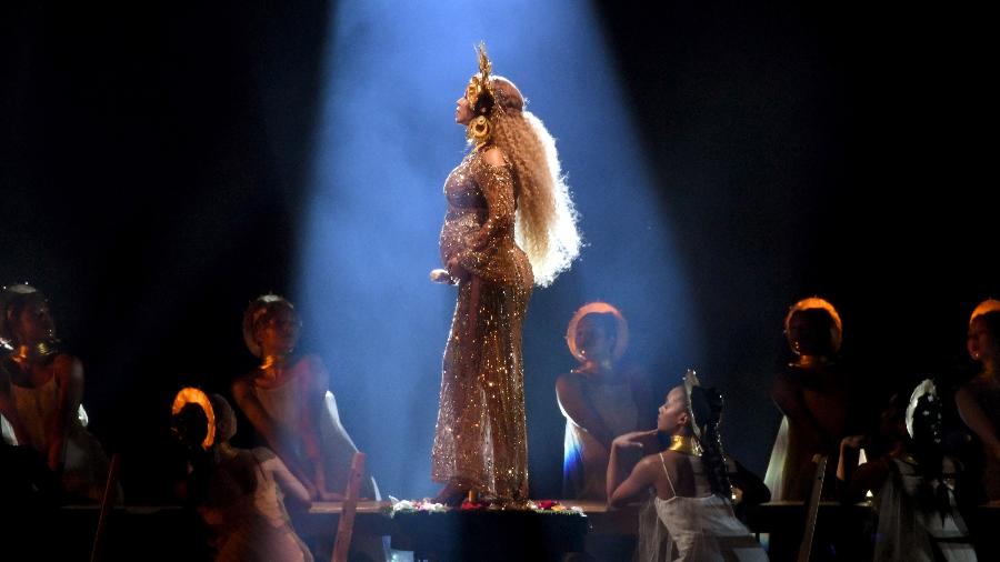 Beyoncé se apresenta no palco do Grammy Awards 2017, no Staples Center, em Los Angeles - Getty Images