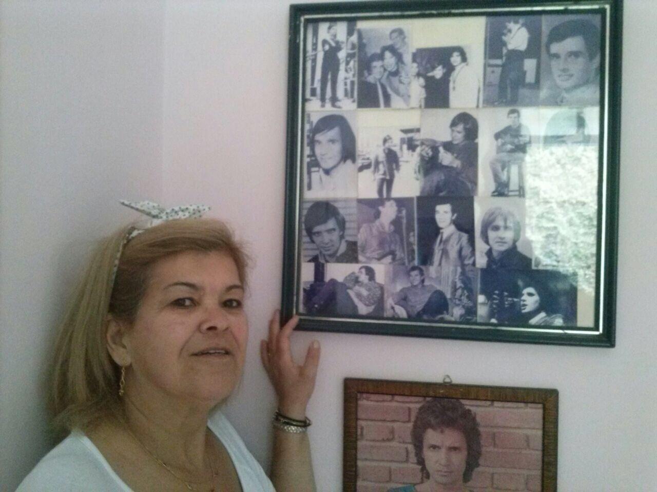 Simone posa ao lado de fotos antigas do ídolo - Arquivo Pessoal