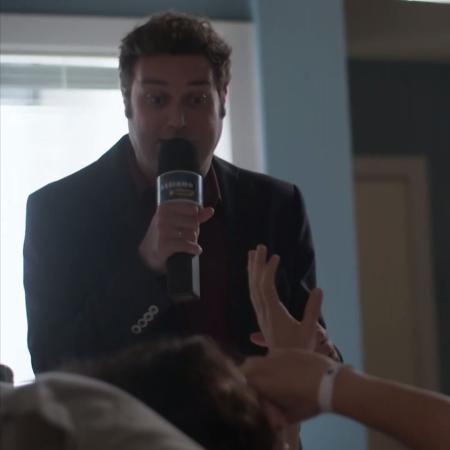 Marciano Filho invade quarto de hospital onde Nicolau está internado em "Rock Story" - Reprodução/TV Globo - Reprodução/TV Globo