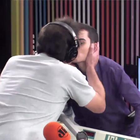 Dudu Camargo beija Emílio Surita durante entrevista ao "Pânico", na rádio Jovem Pan - Reprodução/YouTube