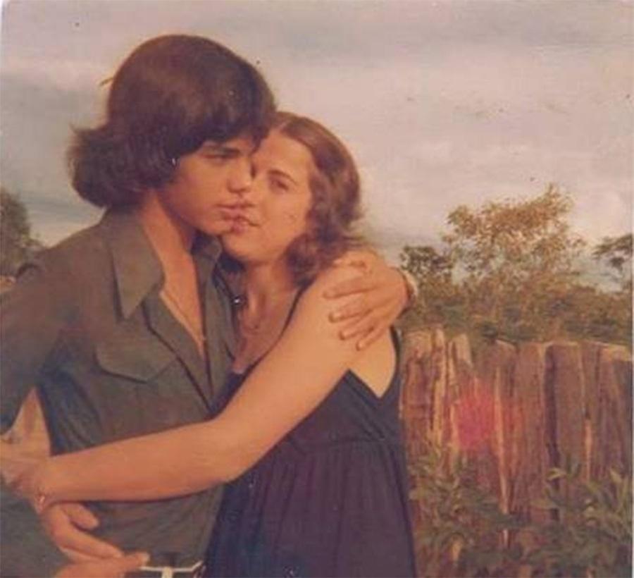 Zezé e Zilu novinhos, nos tempos das "vacas magras". No início do casamento, eles passaram dificuldades financeiras até o cantor conseguir estourar e fazer sucesso com o irmão Luciano - Reprodução