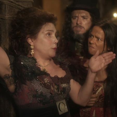 Madame Mileneve (Heloisa Périssé) mostra axila peluda em "Novo Mundo" - Reprodução/TV Globo - Reprodução/TV Globo