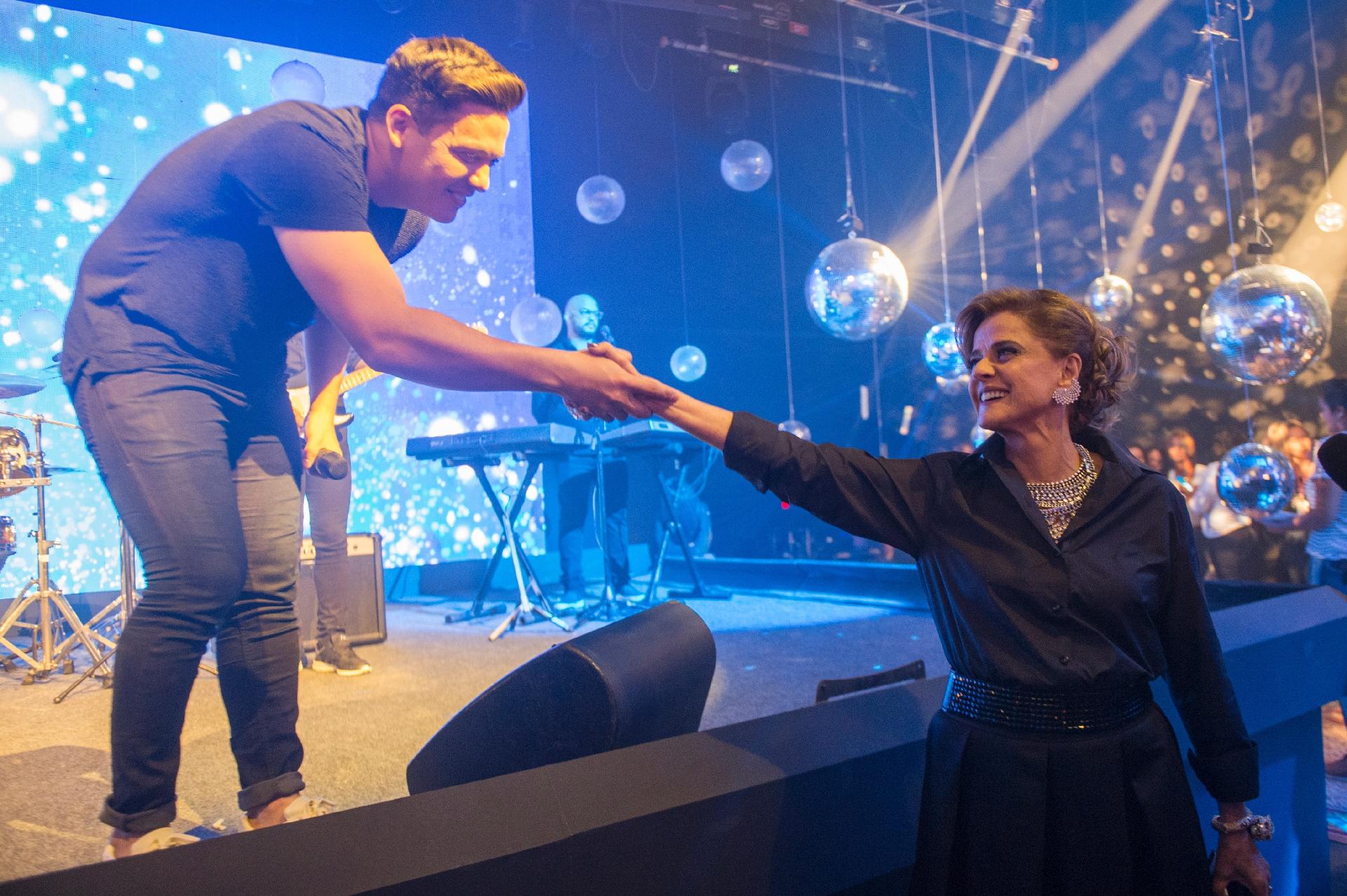 Sophia, personagem de Marieta Severo, cumprimenta Safadão durante show em festa que elegerá a embaixatriz de Palmas - Raquel Cunha/Globo