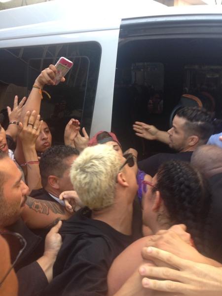 Pabllo Vittar enfrenta multidão e tenta entrar na van após show que lotou a rua Augusta, no centro de São Paulo - Reprodução/Fofocalizando/SBT - Reprodução/Fofocalizando/SBT