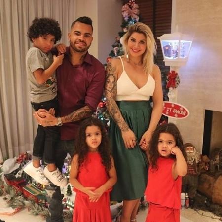 Dentinho e Dani Souza com os filhos no antigo apartamento - Reprodução/Instagram
