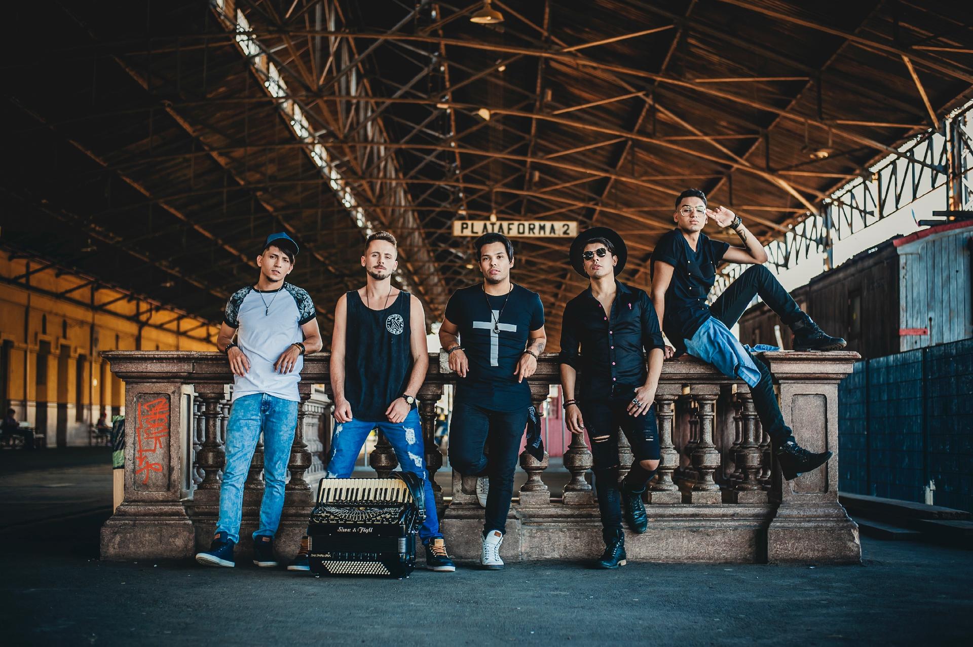 Os integrantes da banda Muranno: Diego Torres (voz), Tiago Kosta (guitarra e voz), Tom Solano (baterista), Viny Cavalcante (baixo e voz) e Lucas Moraes (sanfoneiro) - Divulgação