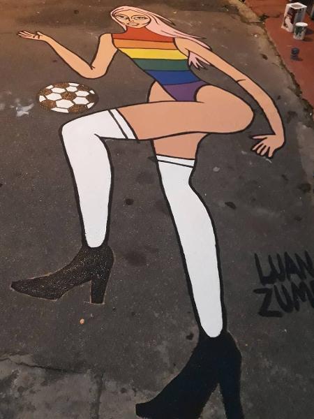 Rua de SPé pintada com imagem de Pabllo Vittar fazendo embaixadinhas - Reprodução/Instagram/luanzumbi