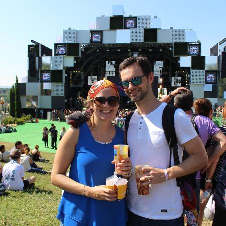 O casal Ines Batista, 31, Renato Monteiro, 34, curte o Rock in Rio Lisboa 2018 - Felipe Branco Cruz/UOL - Felipe Branco Cruz/UOL