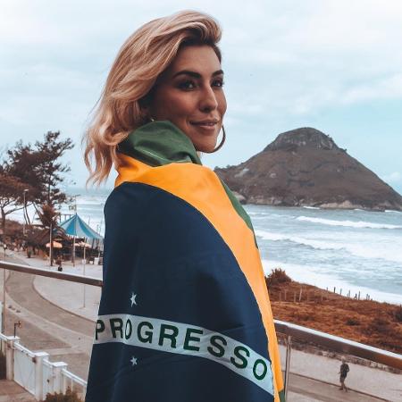 Fernanda Paes Leme se cobriu com a bandeira do Brasil para torcer pela seleção brasileira - Reprodução/Instagram