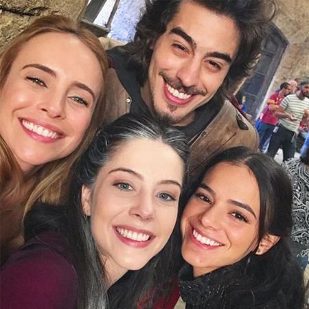 Bia Arantes em clima de despedida nos bastidores de "Deus Salve o Rei" com Fernanda Nobre, o namorado Vinícius Redd e Bruna Marquezine - Reprodução/Instagram - Reprodução/Instagram