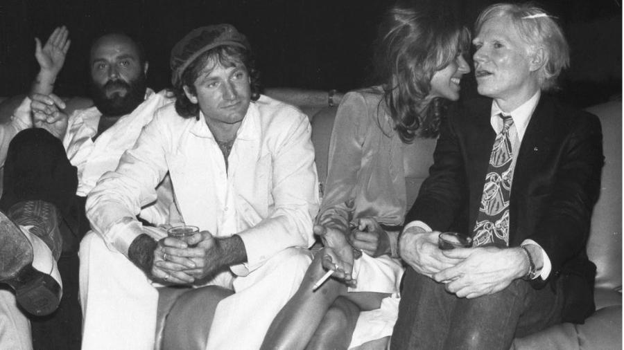 Valerie Velardi, primeira mulher de Robin Williams, ao lado do ator e do artista Andy Warhol - Reprodução/Facebook/Valerie Velardi