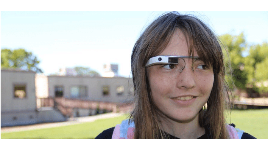 O óculos inteligente ajudou crianças com autismo a reconhecer emoções interagindo com as pessoas ao seu redor - Divulgação/Stanford University
