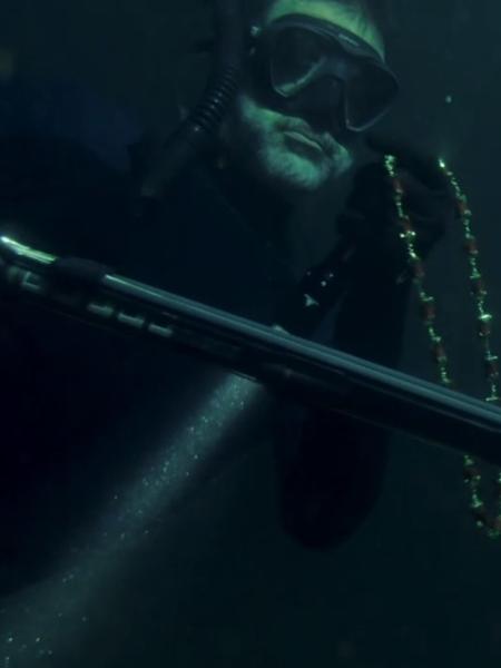 Marino encontra joias no mar em "O Tempo Não Para" - Reprodução/Globo - Reprodução/Globo