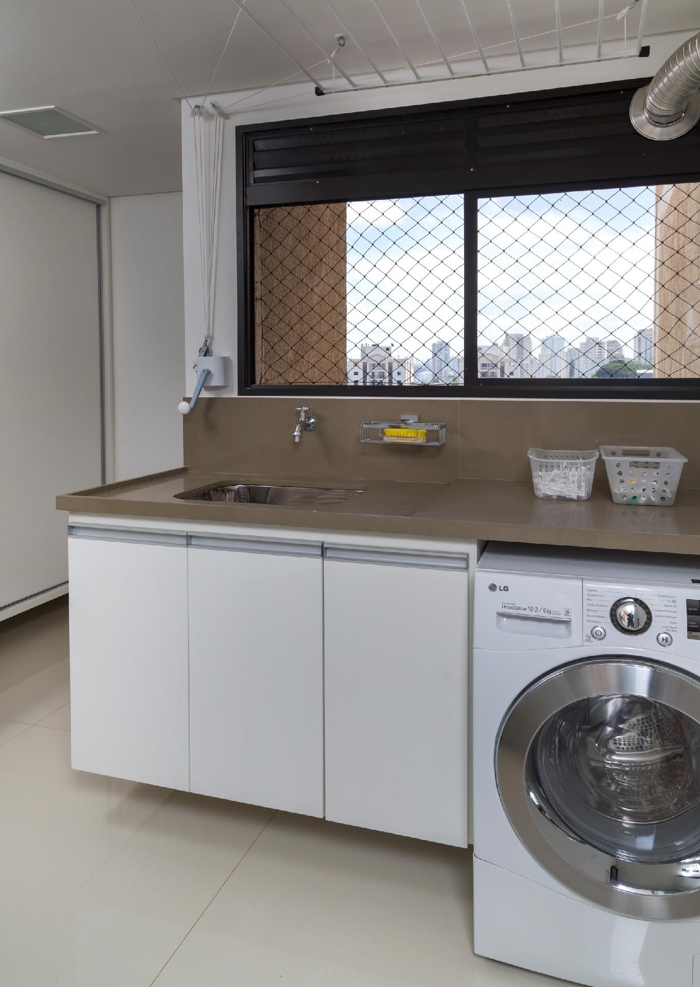 Nenhum detalhe passou despercebido no projeto da arquiteta Ana Yoshida. O varal, fácil de usar, é acionado pela manivela, já o piso, de porcelanato, facilita a limpeza. Nenhum armário chega até o piso para que a madeira fique protegida da água - Evelyn Müller | Divulgação