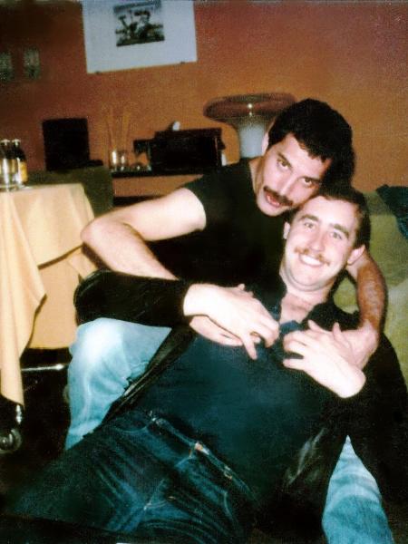 Freddie Mercury posa com assistente Peter Freestone - Reprodução - Reprodução