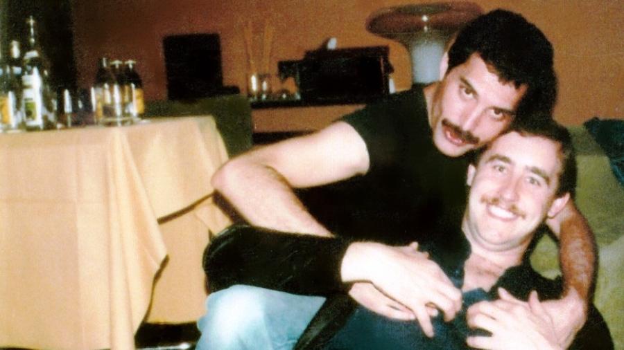 Freddie Mercury posa com assistente e amigo, Peter Freestone - Reprodução