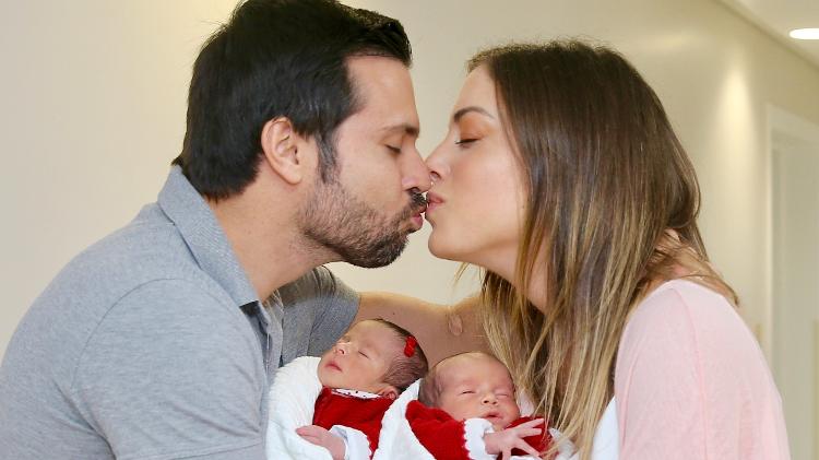 Fabiana Justus e Bruno D'Ancona com as gêmeas Sienna e Chiara - Manuela Scarpa/Brazil News - Manuela Scarpa/Brazil News