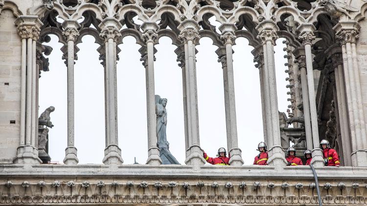 Bombeiros averiguam as torres de Notre-Dame - Christophe Petit Tesson/Pool/Reuters - Christophe Petit Tesson/Pool/Reuters
