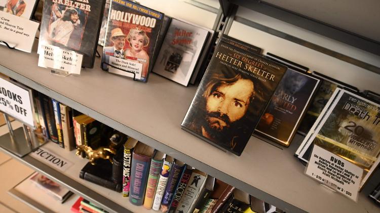 DVDs, livros e filmes sobre a "Família Manson" são expostos em Los Angeles - Robyn Beck/AFP - Robyn Beck/AFP