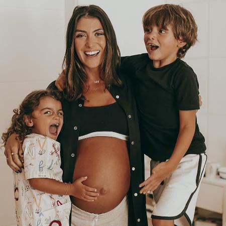 Mariana Uhlmann com os filhos Joaquim e Maria; ela está grávida de Vicente - Reprodução/Instagram