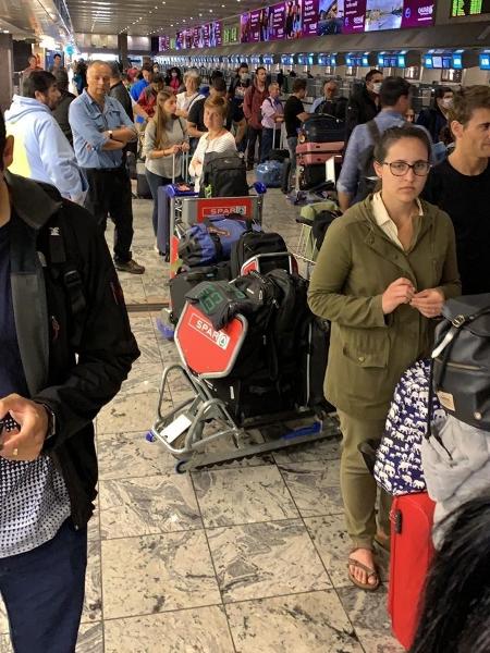 Multidão de passageiros aguarda respostas em Aeroporto de Johanesburgo - Reprodução/Whatsapp