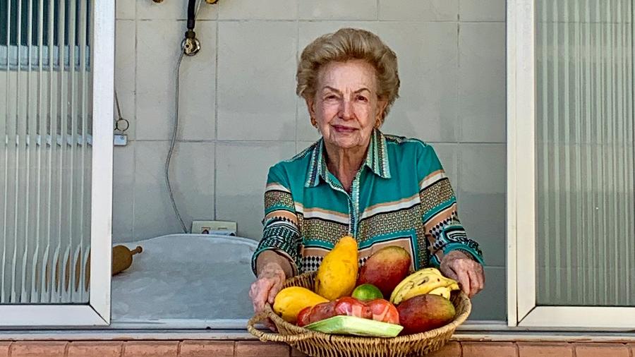 Fotografada por sua vizinha, a professora aposentada vem enfrentando o isolamento sozinha, "mas não solitária!" - Andrea Setti