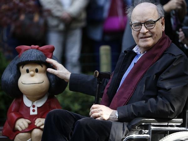23.out.2014 - O cartunista Quino ao lado de sua personagem mais famosa, Mafalda