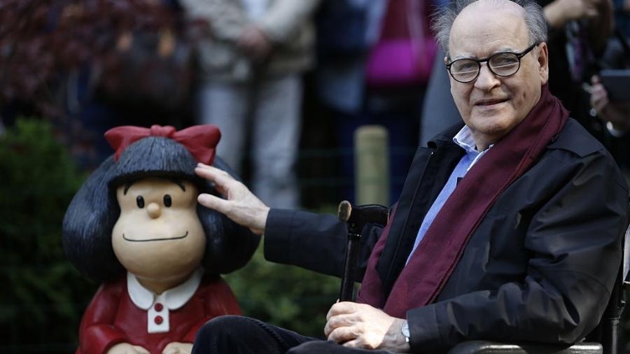 23.out.2014 - O cartunista Quino ao lado de sua personagem mais famosa, Mafalda - Europa Press via Getty Images
