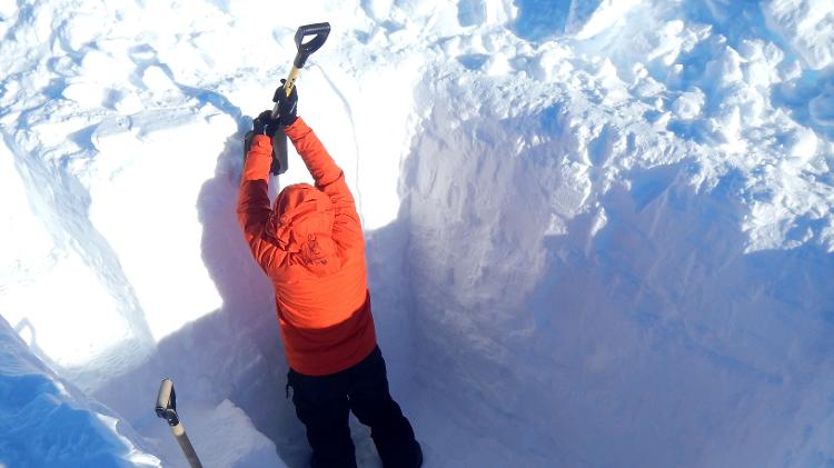 Cientista cava buraco na neve para pesquisas na Criosfera 1, base científica instalada na Antártica - Arquivo pessoal - Arquivo pessoal
